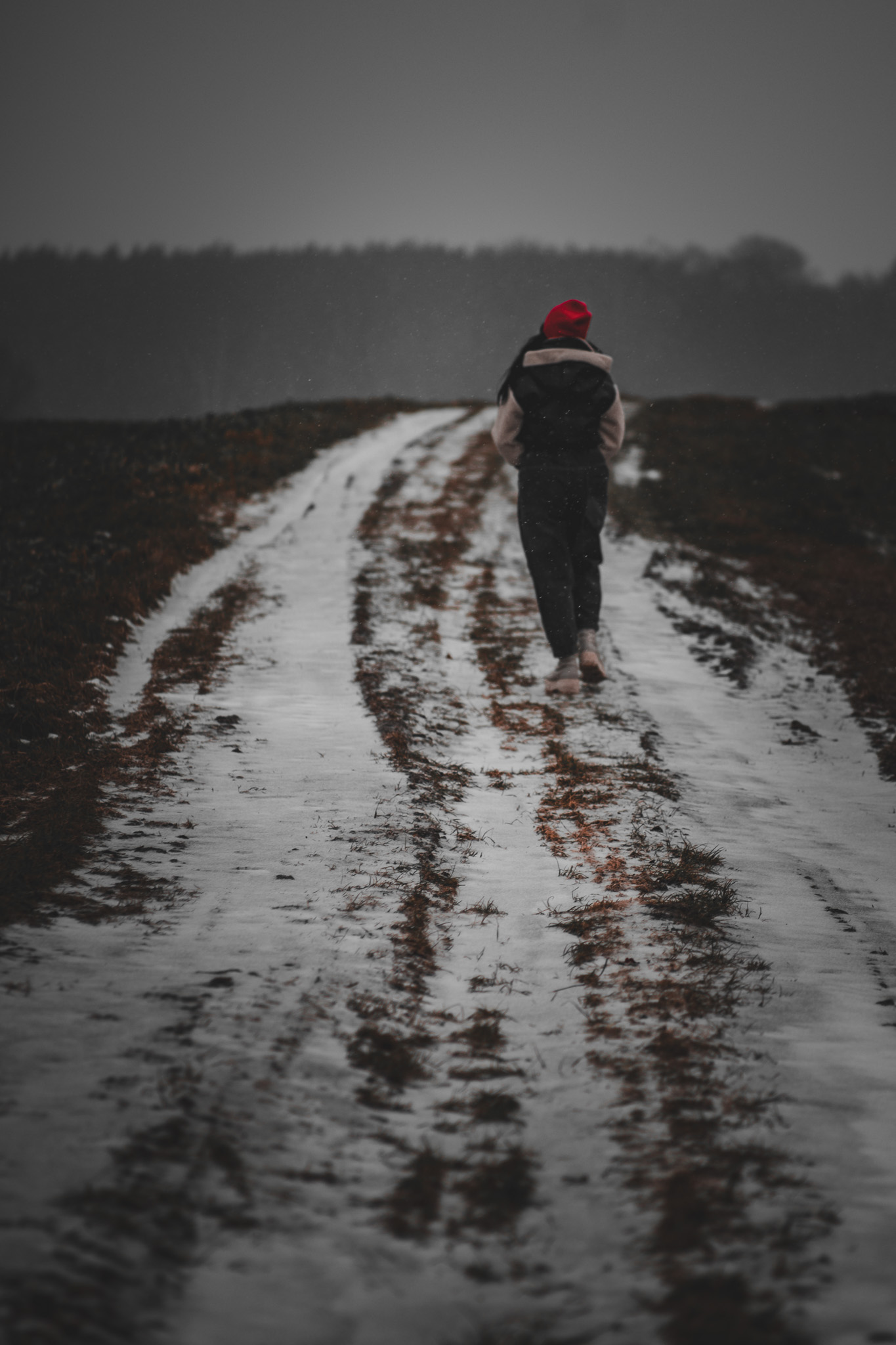 Roter Punkt im Wintergrau