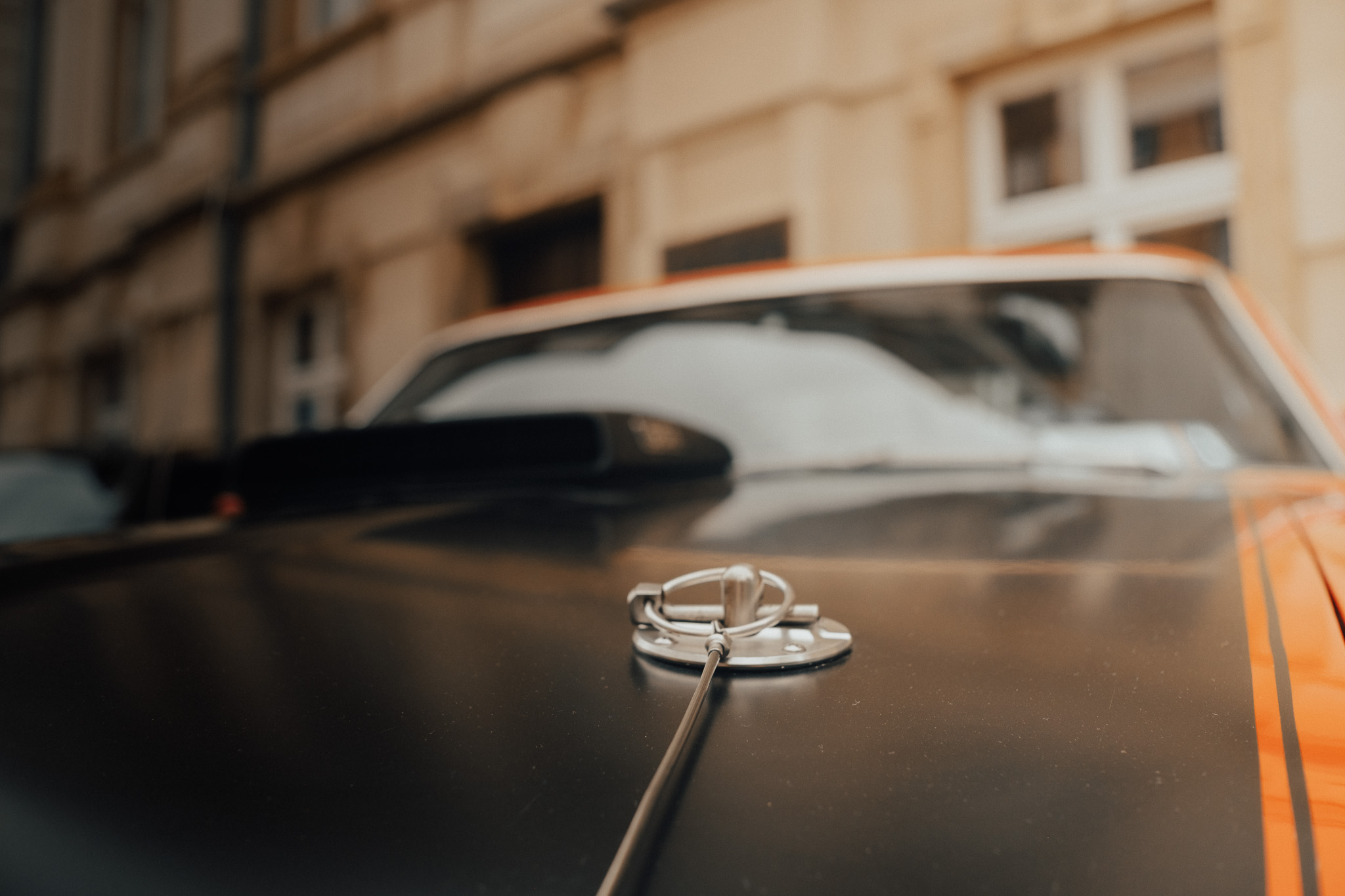 Details eines Klassikers – Haubenverschluss am Ford Mustang