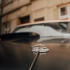 Details eines Klassikers – Haubenverschluss am Ford Mustang