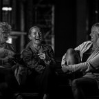 Drei Frauen im Abendlicht