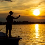 Abendliches Angeln im goldenen Licht