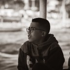 In Gedanken versunken - Junge auf dem Boot