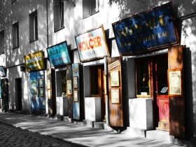 Restaurierte Geschäftsstraße im jüdischen Viertel Kazimierz in Krakau