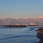 Sonnenaufgang am Strand mit Blick auf Berge