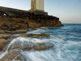 Alter Leuchtturm in der Bretagne mit wildem Meer