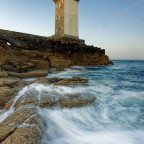 Alter Leuchtturm in der Bretagne mit wildem Meer