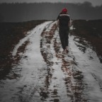 Roter Punkt im Wintergrau