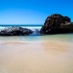 Vulkanfelsen im Meer